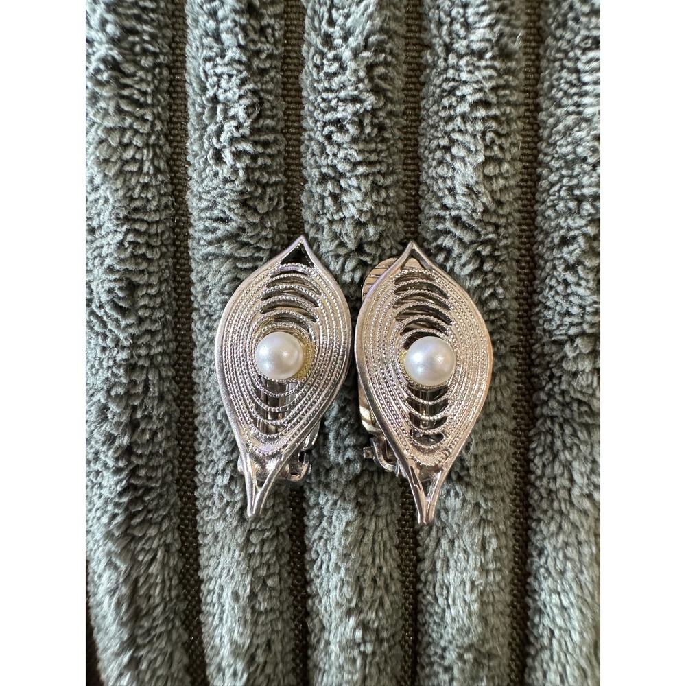Vintage Silver Tone Leaf Filigree Clip‎ On Earrings with Faux Pearl Germany